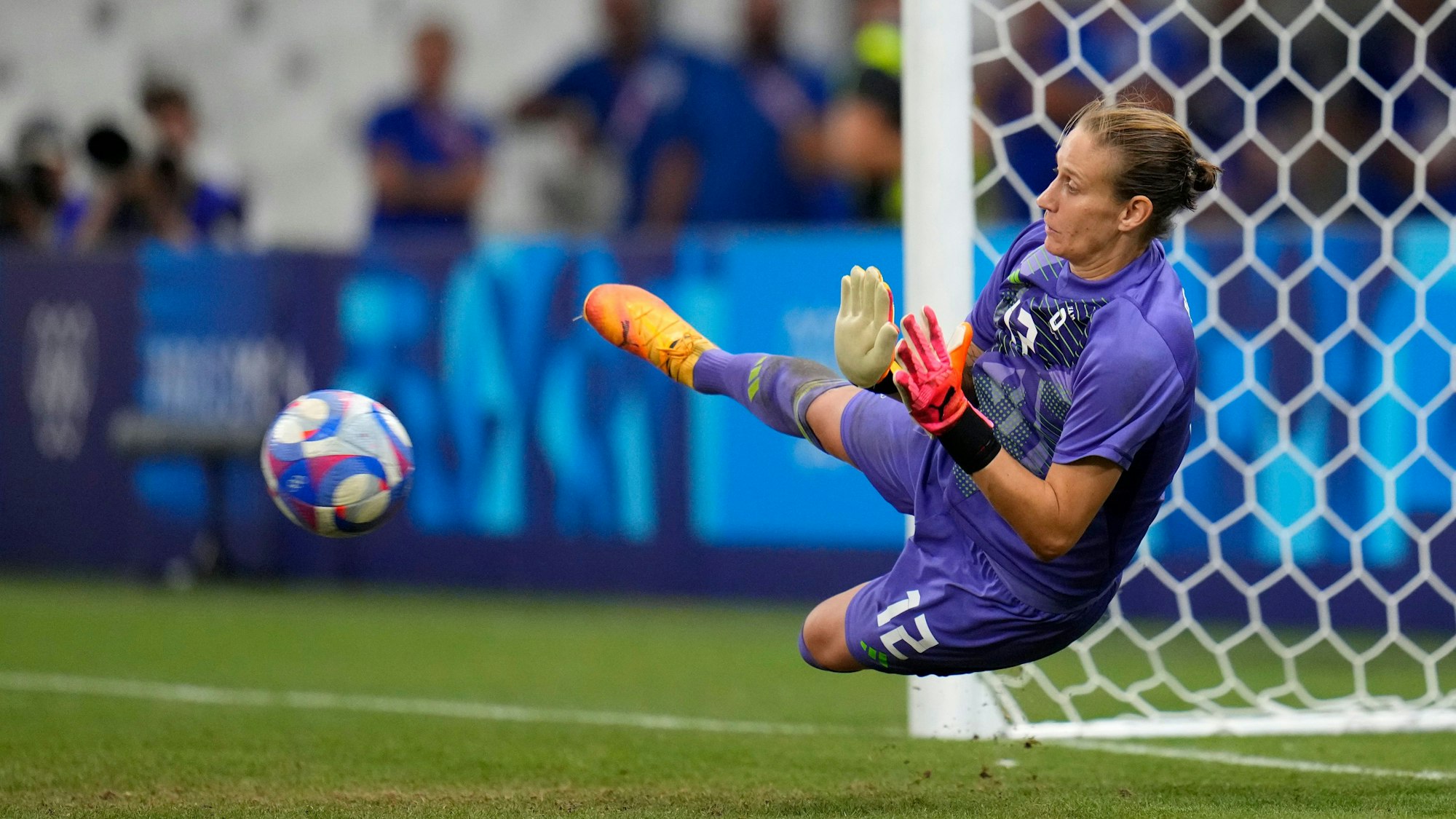Ann-Katrin Beger pariert im Olympia-Elfmeterschießen für Deutschland gegen Kanada.