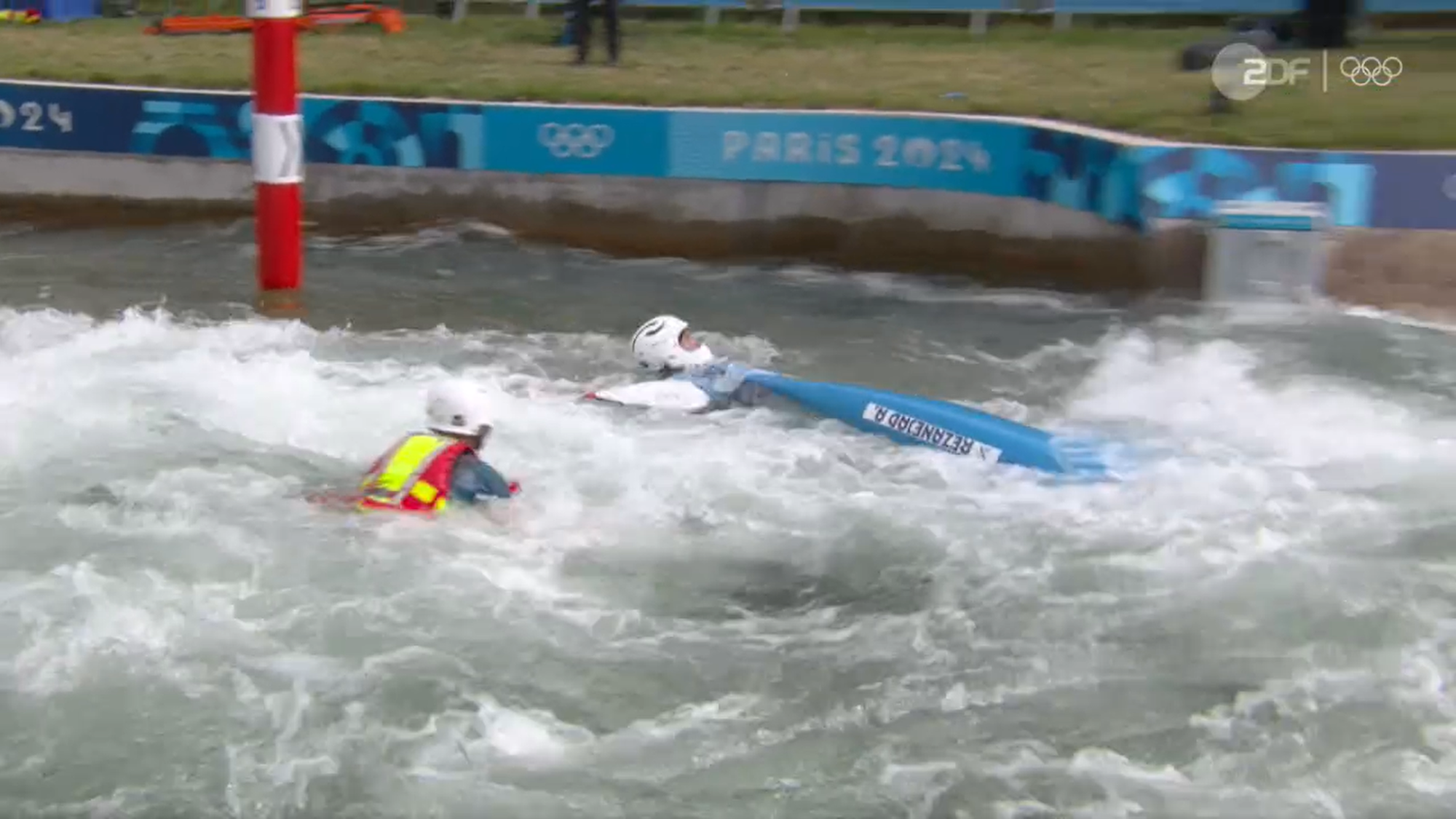 Ein Rettungsschwimmer eilt am 3. August 2024 dem gekenterten Amir Rezanejad zu Hilfe.