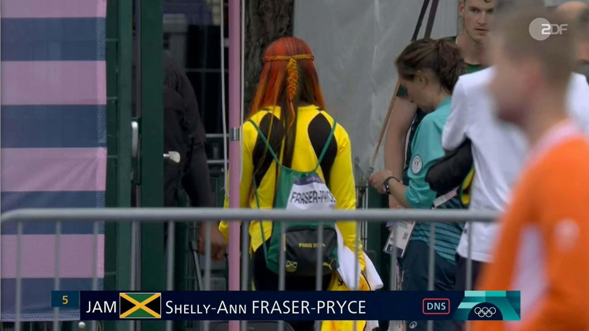 Shelly-Ann Fraser-Pryce verlässt noch vor ihrem Olympia-Halbfinale über 100 Meter das Stadion.