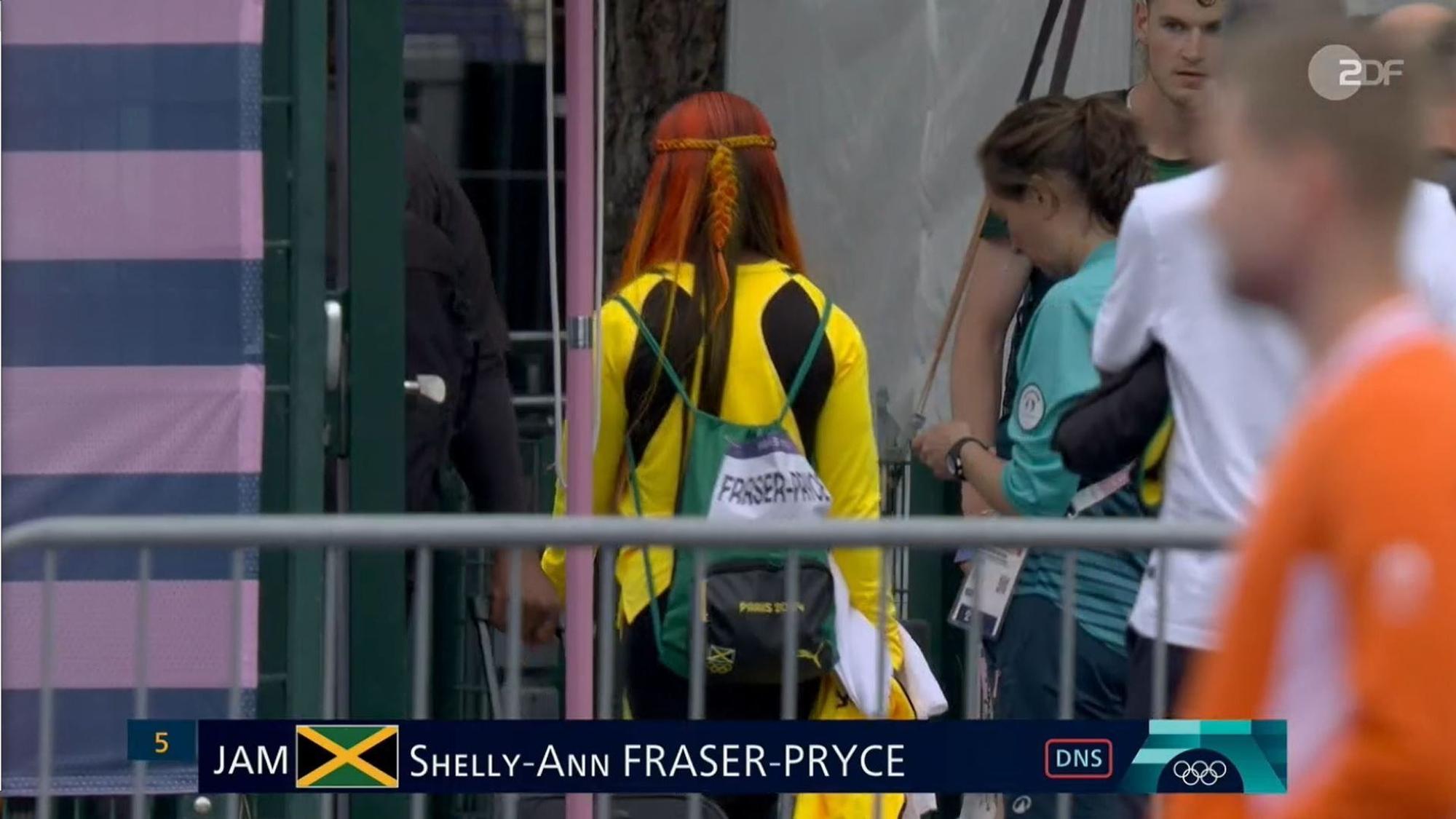 Shelly-Ann Fraser-Pryce verlässt noch vor ihrem Olympia-Halbfinale über 100 Meter das Stadion.