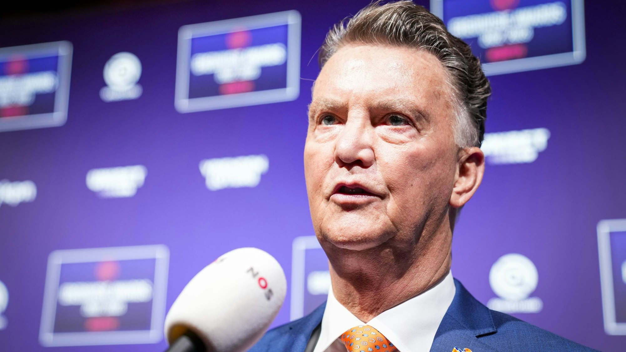 Louis van Gaal wird bei einem Event interviewt.