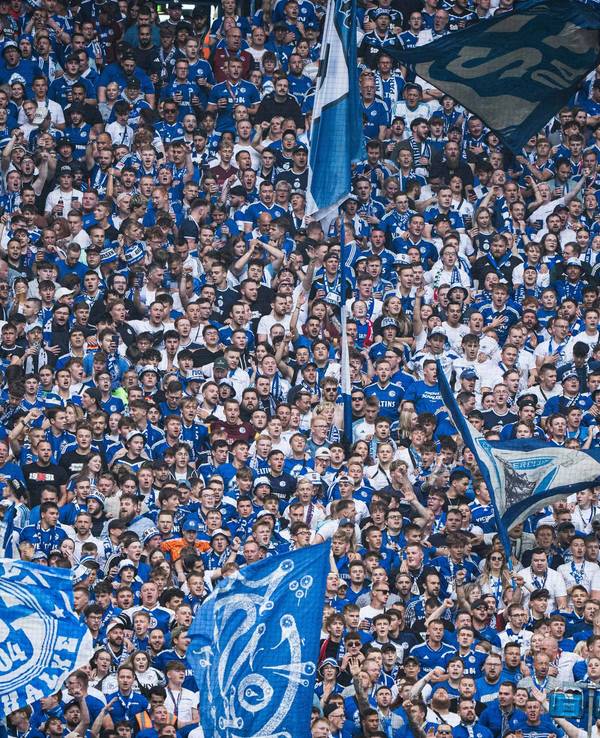 Die Fans des FC Schalke 04 beim ersten Saisonspiel gegen Eintracht Braunschweig.