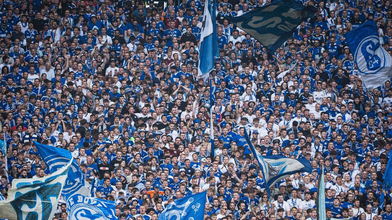 Die Fans des FC Schalke 04 beim ersten Saisonspiel gegen Eintracht Braunschweig.