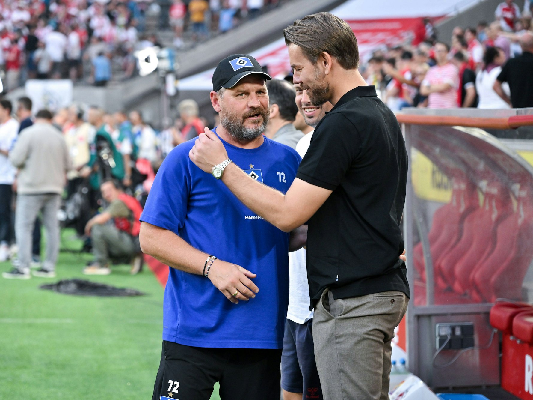 Steffen Baumgart umarmt Thomas Kessler.