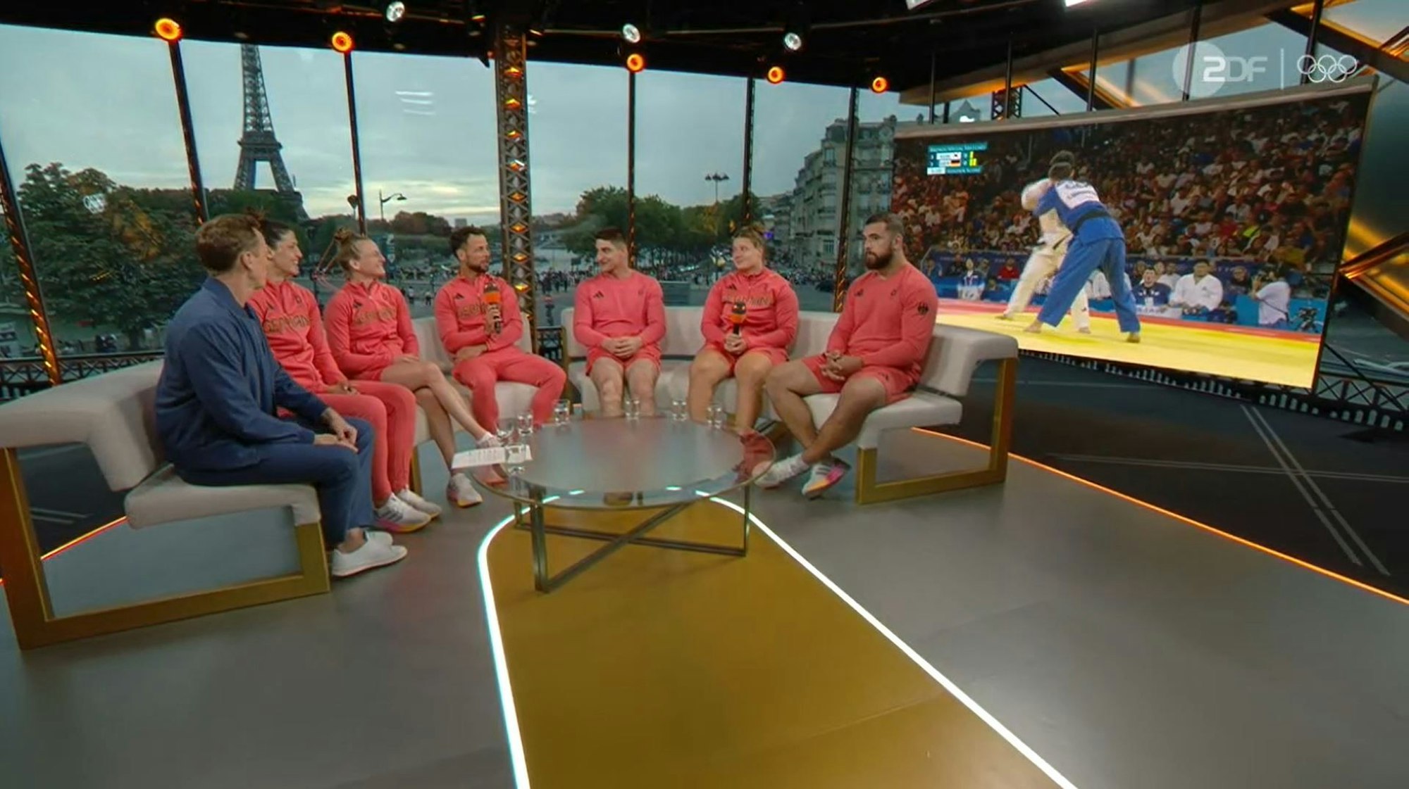 Das deutsche Mixed-Team im Judo im Olympia-Studio des ZDF bei Moderator Jochen Breyer.