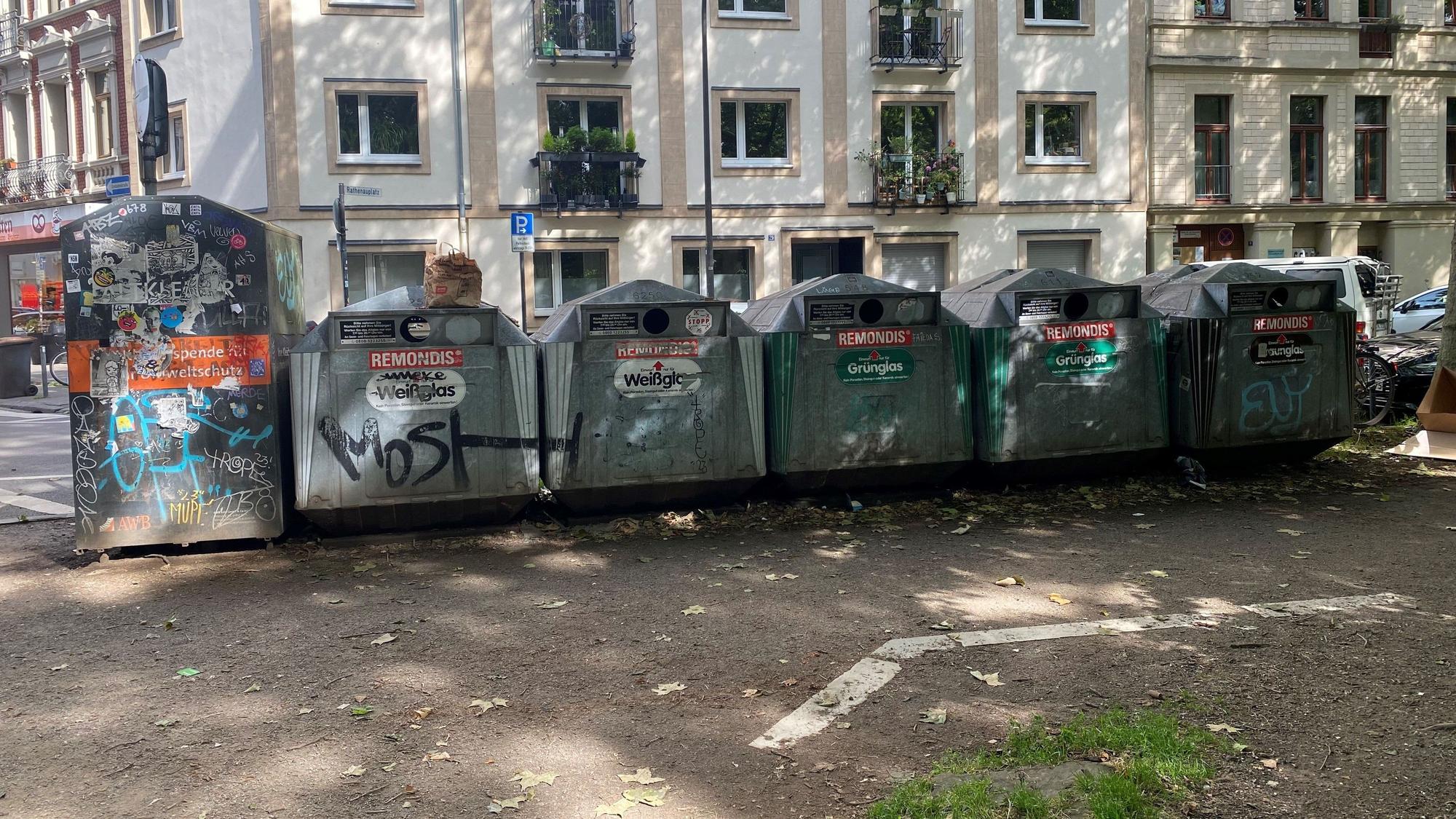 Diese Container am Rand des Rathenauplatzes sollen auf Parkplätze umplatziert werden.