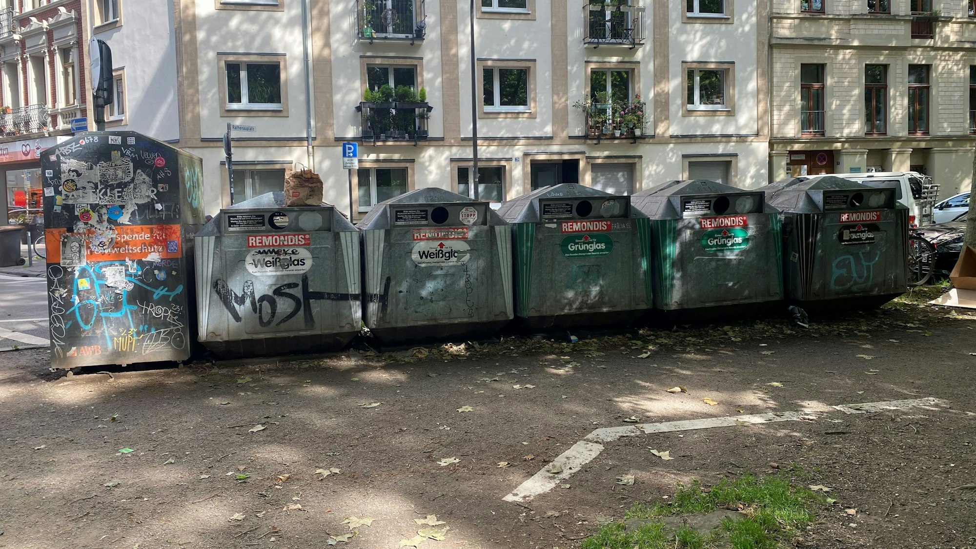 Diese Container am Rand des Rathenauplatzes sollen auf Parkplätze umplatziert werden.