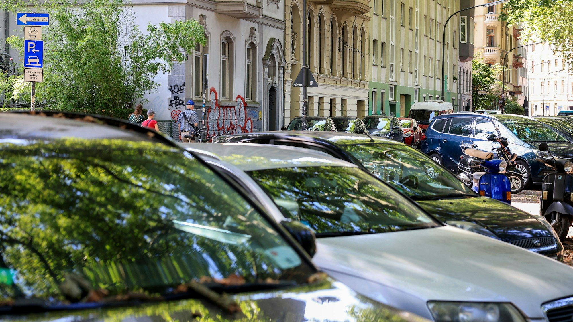 Parksituation am Rathenauplatz in Köln.