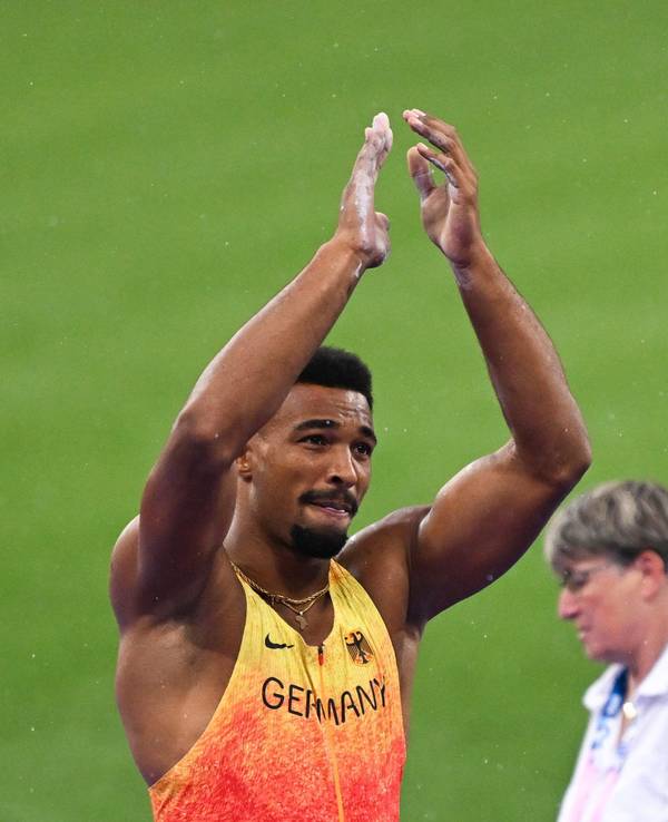 Leo Neugebauer applaudiert nach seinem starken Olympia-Zehnkampf am Samstag (3. August 2024) in Paris.