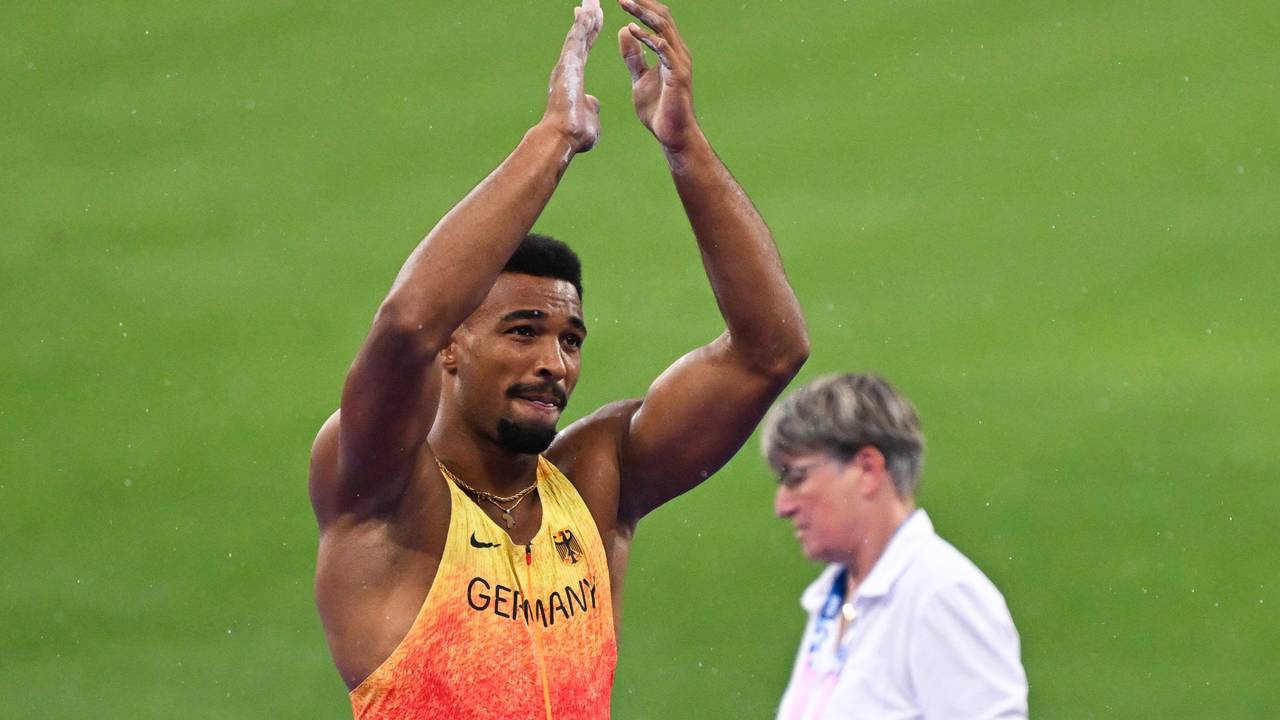 Leo Neugebauer applaudiert nach seinem starken Olympia-Zehnkampf am Samstag (3. August 2024) in Paris.