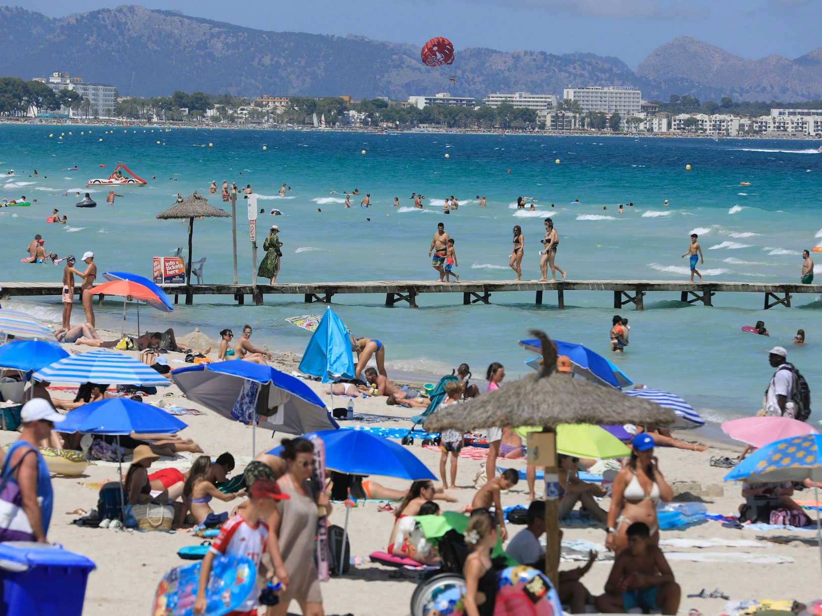 Menschen sonnen sich am Playa de Muro. Mallorca erwartet die erste Hitzewelle des Sommers.