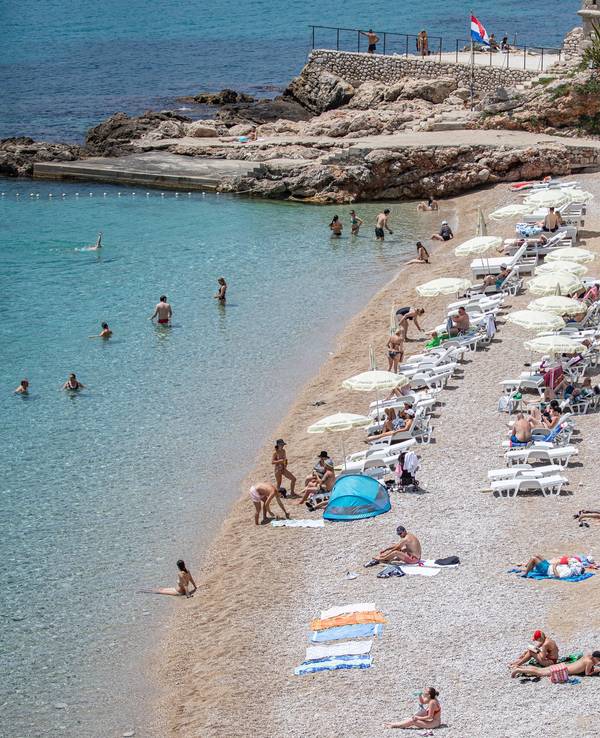 Touristen und Touristinnen entspannen am Strand in Kroatien. Die Wassertemperatur der Adria sank plötzlich massiv ab. Das Symbolbild entstand im September 2021.