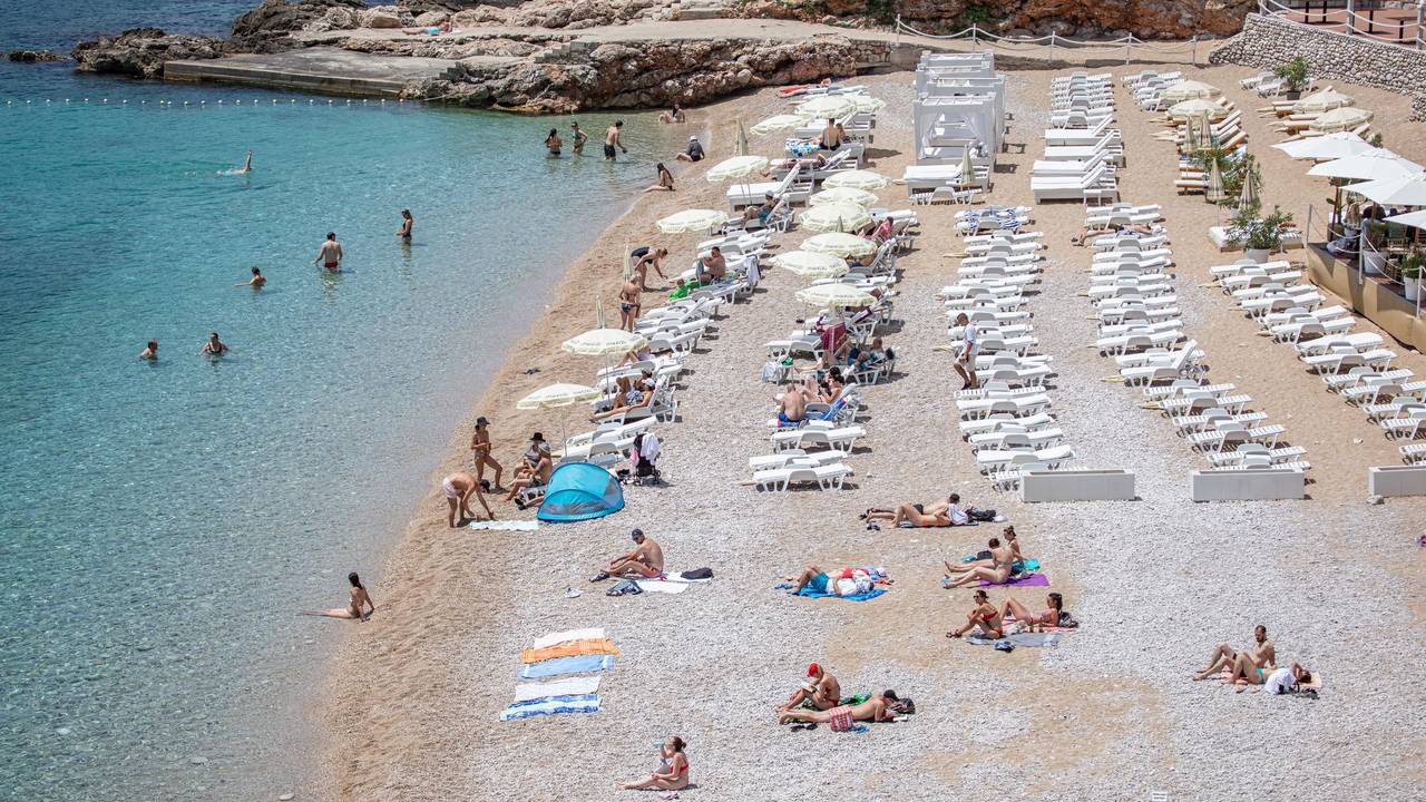 Touristen und Touristinnen entspannen am Strand in Kroatien. Die Wassertemperatur der Adria sank plötzlich massiv ab. Das Symbolbild entstand im September 2021.