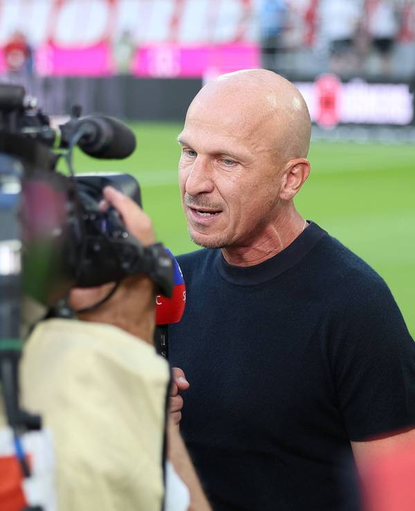 Gerhard Struber spricht bei einem Fernseh-Interview.