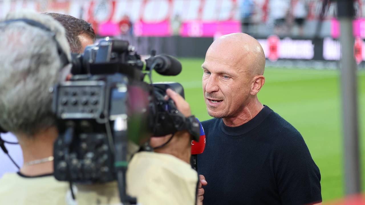 Gerhard Struber spricht bei einem Fernseh-Interview.