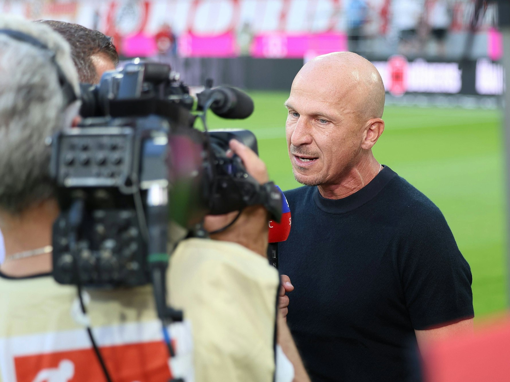 Gerhard Struber spricht bei einem Fernseh-Interview.