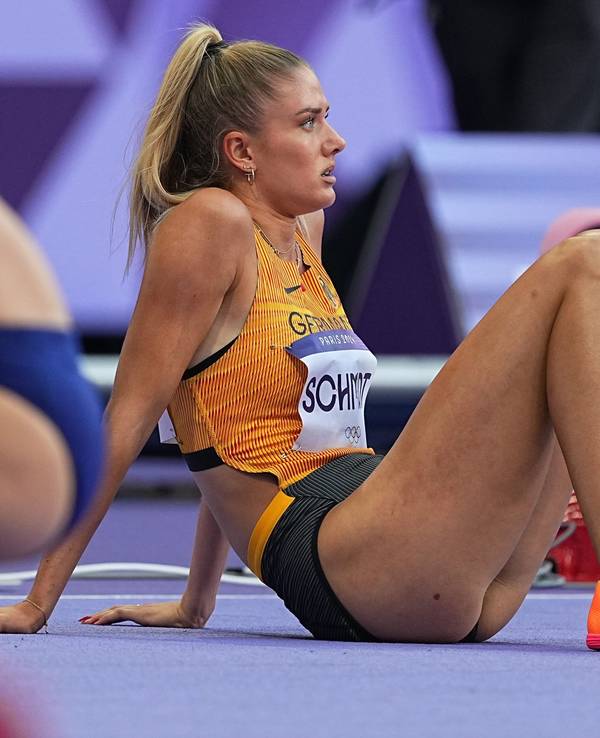 Alica Schmidt sitzt enttäuscht auf dem Boden.