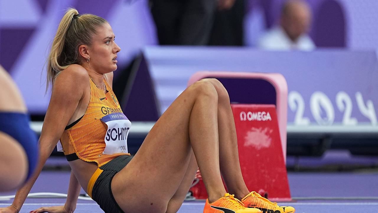 Alica Schmidt sitzt enttäuscht auf dem Boden.