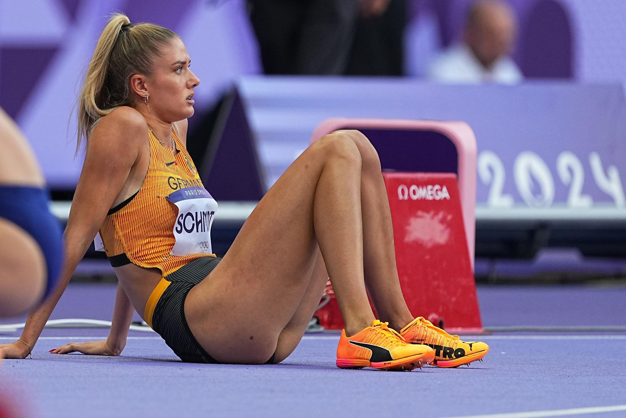 Alica Schmidt sitzt enttäuscht auf dem Boden.