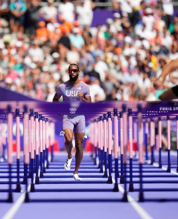 Freddie Crittenden läuft weiter hinter den anderen Sprintern über 110 Meter Hürden.