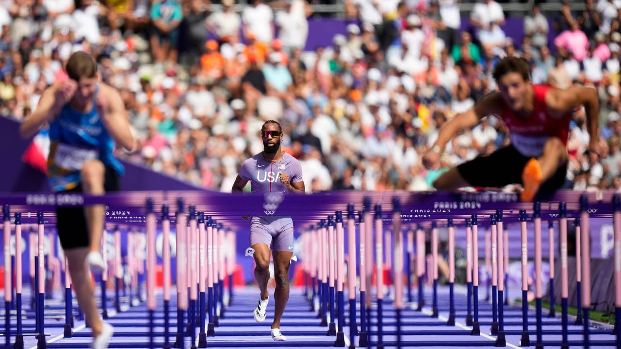 Freddie Crittenden läuft weiter hinter den anderen Sprintern über 110 Meter Hürden.