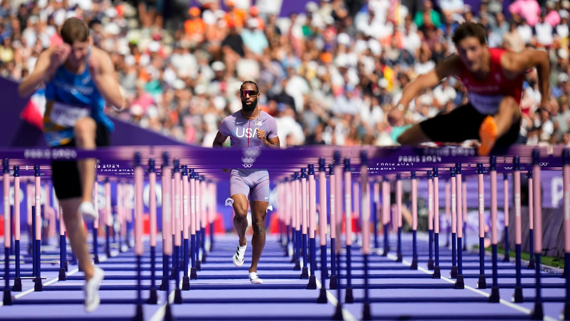 Freddie Crittenden läuft weiter hinter den anderen Sprintern über 110 Meter Hürden.