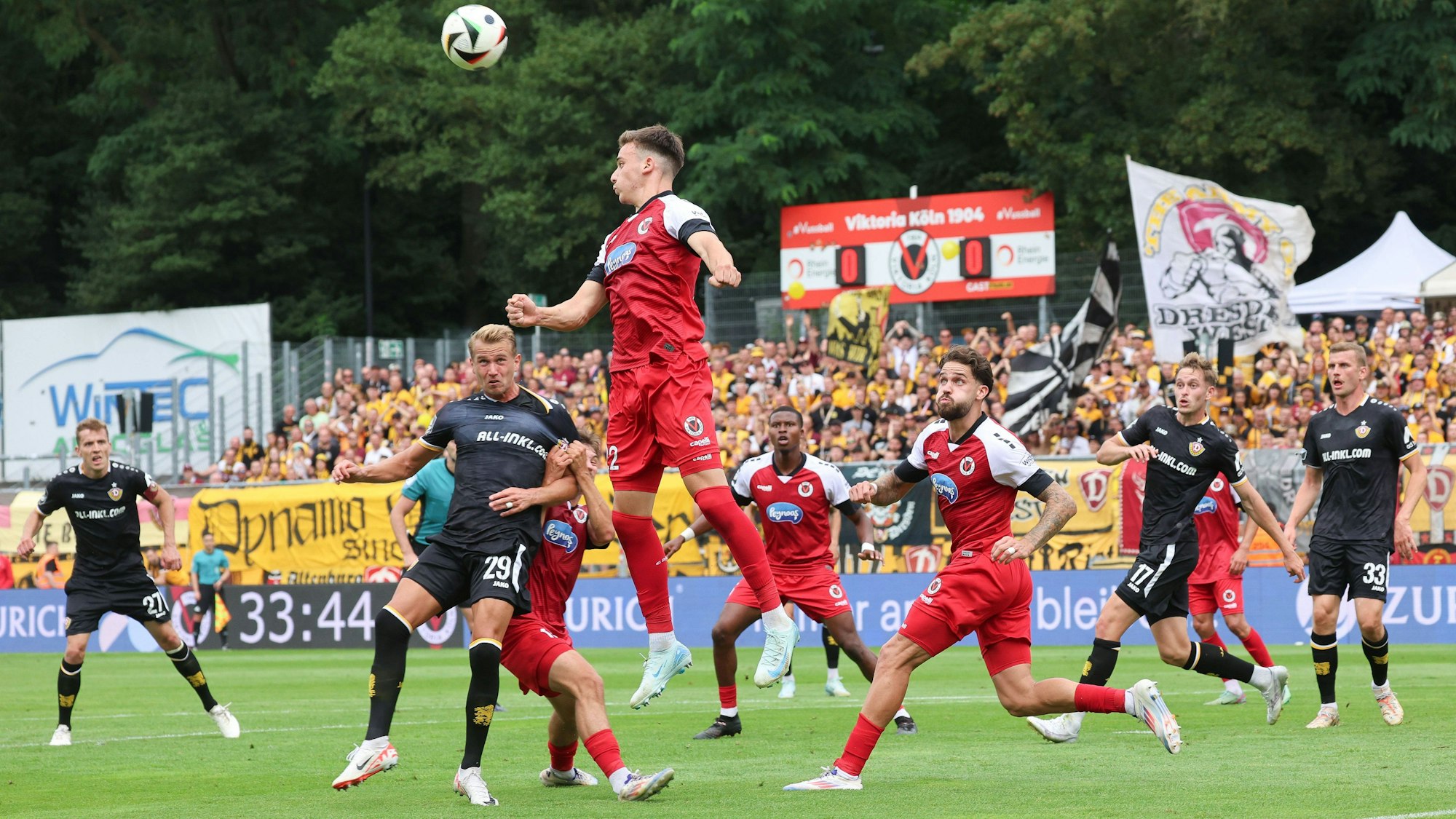 Keine Punkte für Viktoria Köln gegen Dynamo Dresden. Hier köpft Said El Mala den Ball aus dem eigenen Strafraum.