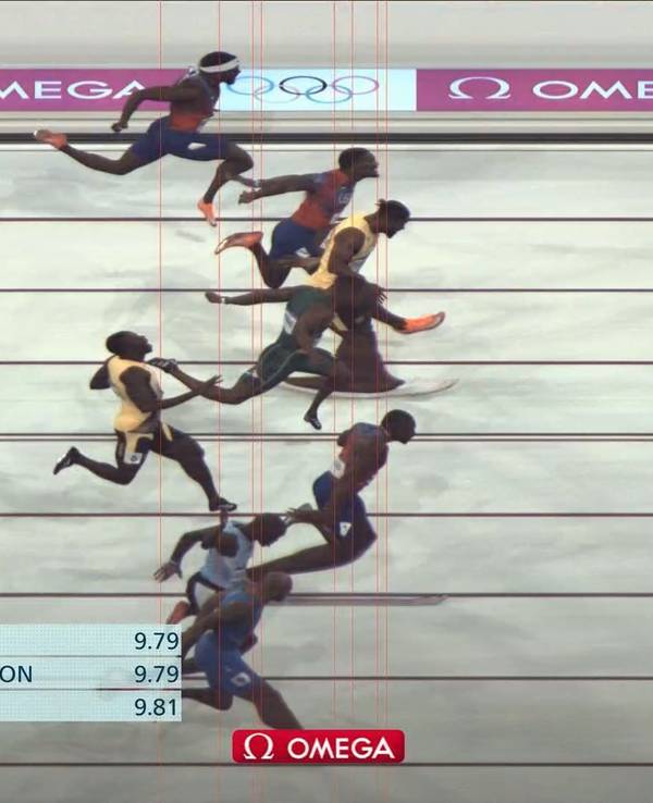 Noah Lyles schreit nach seinem Olympiasieg über 100 Meter jubelnd in eine Kamera.