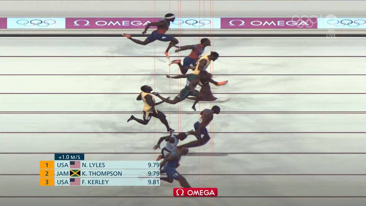 Noah Lyles schreit nach seinem Olympiasieg über 100 Meter jubelnd in eine Kamera.