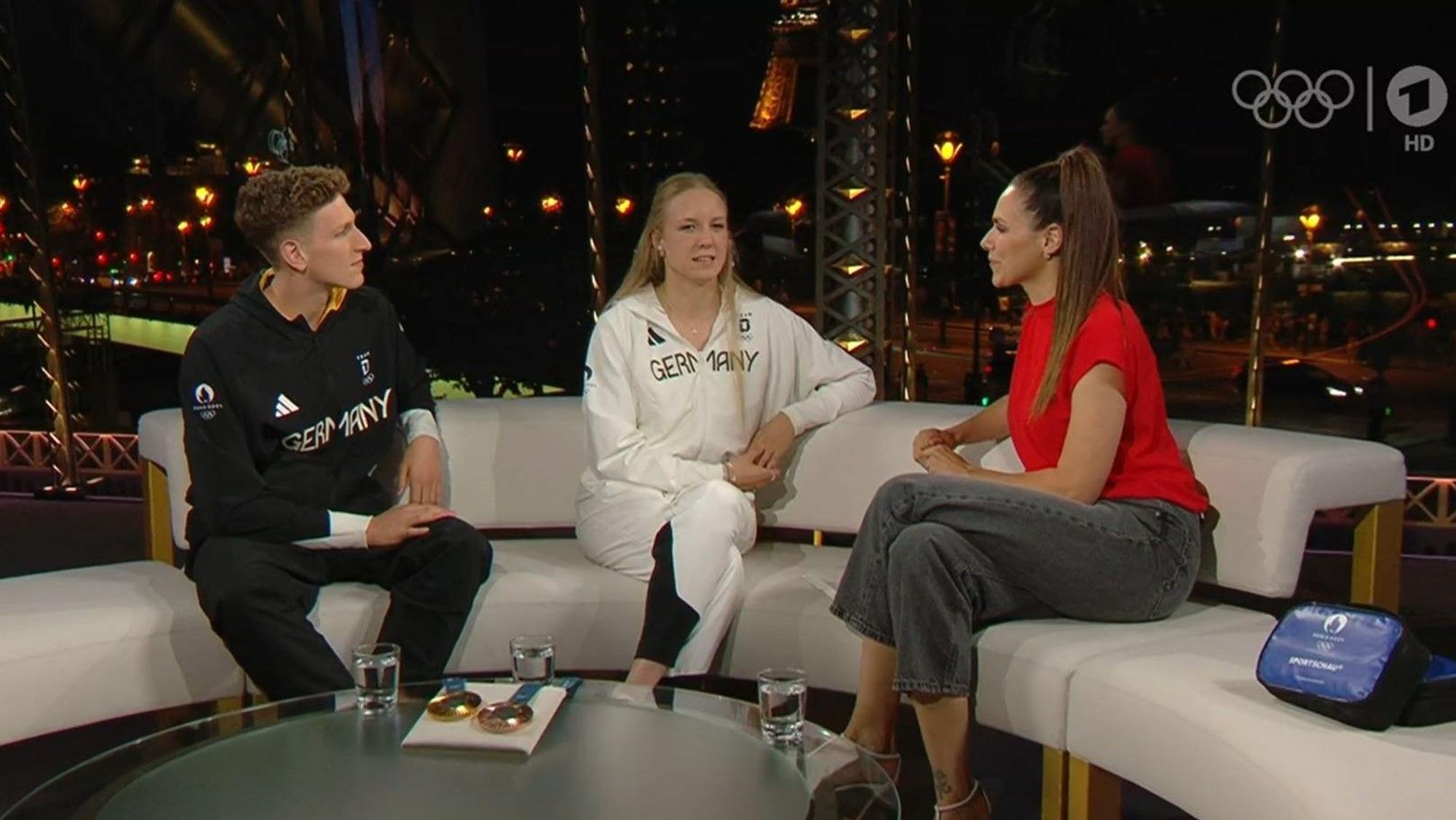 Isabel Gose und Lukas Märtens am Sonntagabend (4. August 2024) im ARD-Studio bei Esther Sedlaczek.