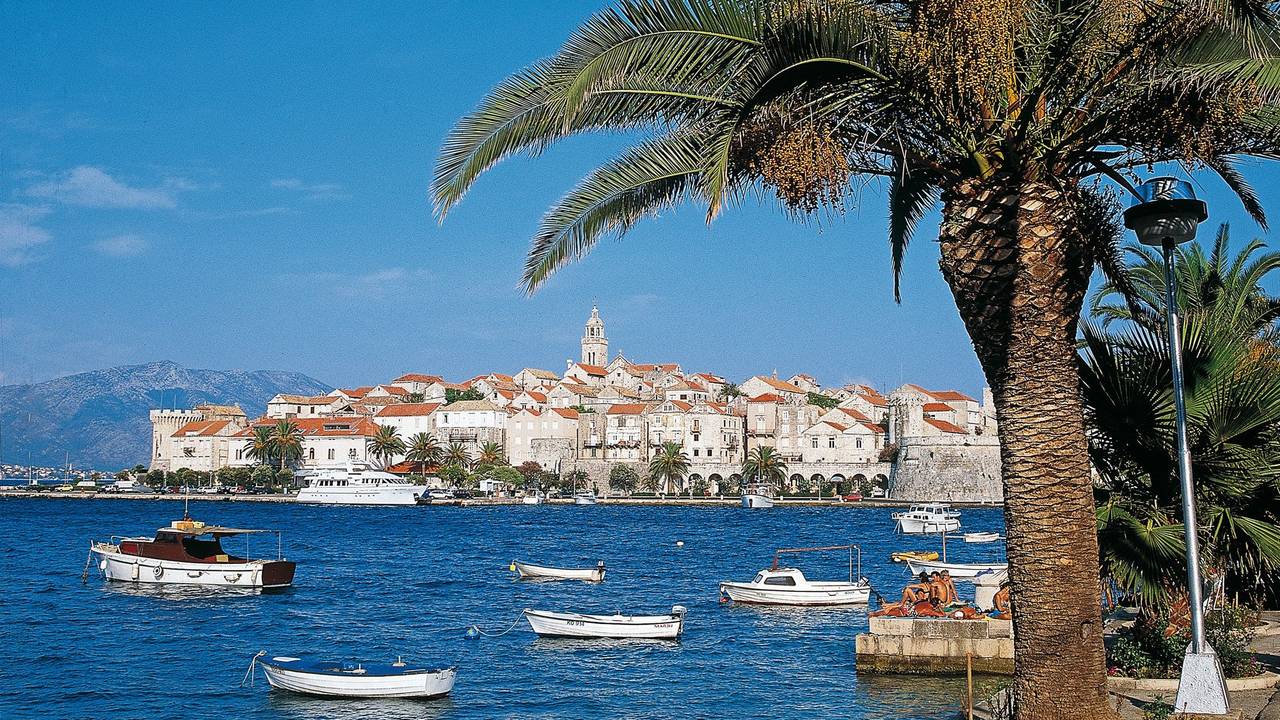 Zum Entspannen bietet sich für Kroatien-Reisende zum Beispiel ein Abstecher auf die Insel Korcula an.