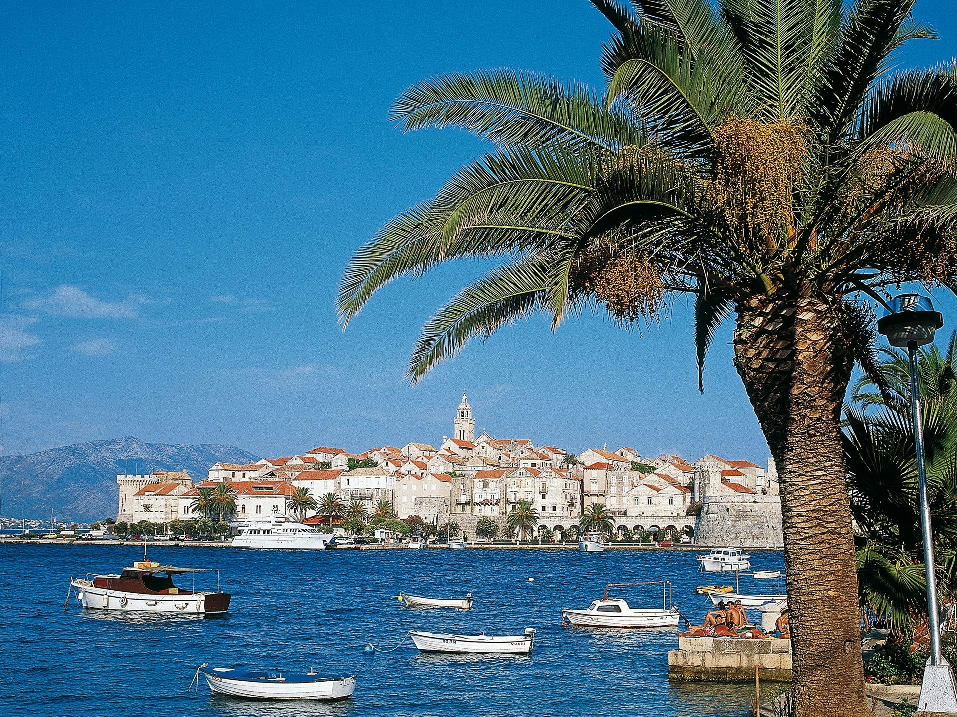 Zum Entspannen bietet sich für Kroatien-Reisende zum Beispiel ein Abstecher auf die Insel Korcula an.