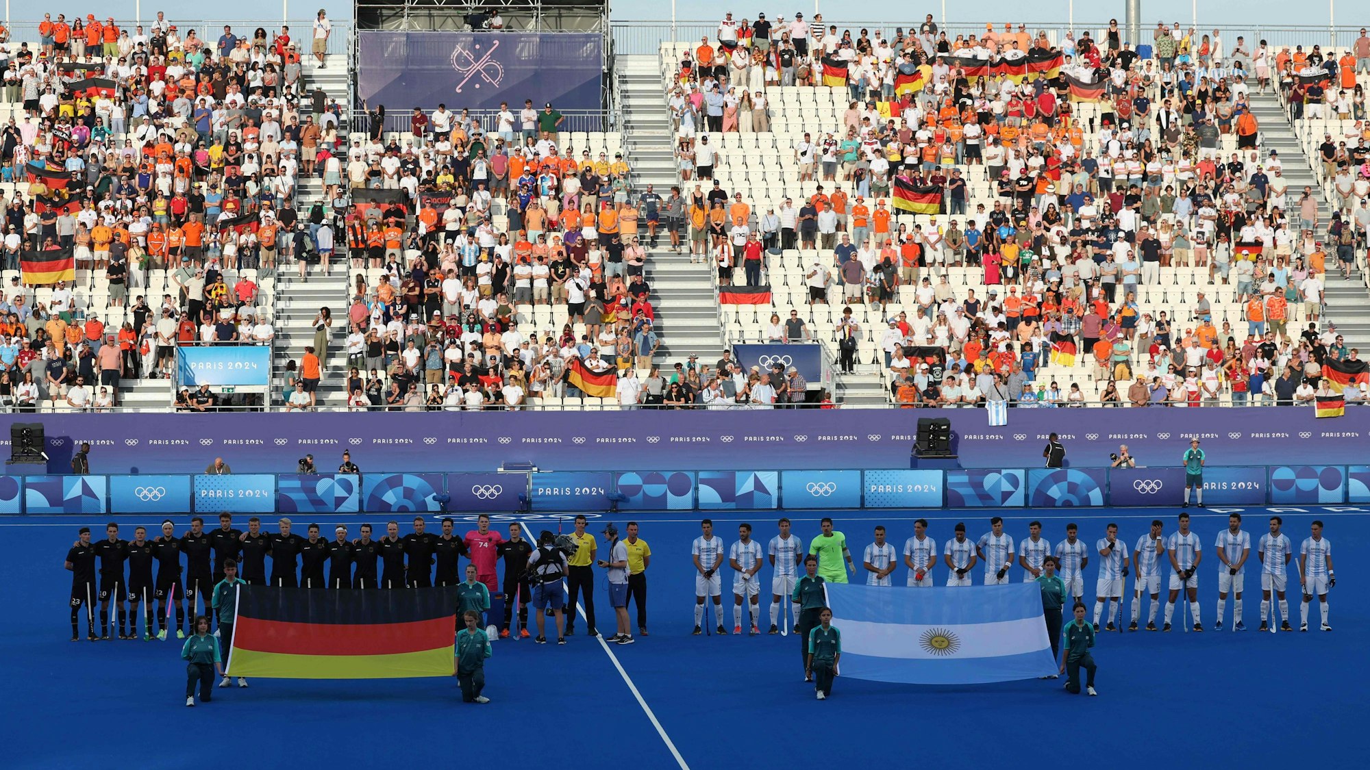 Die Nationalmannschaften von Deutschland und Argentinien vor dem Hockey-Viertelfinale bei Olympia am Sonntag (4. August 2024).