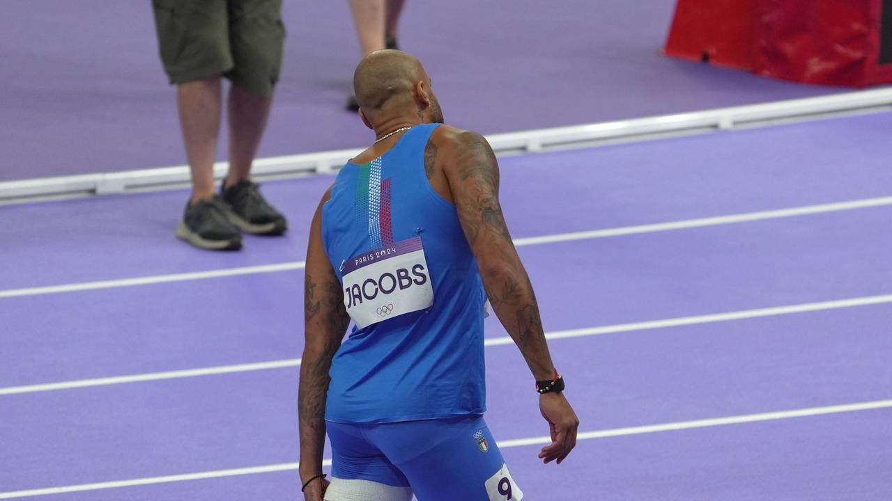 Marcell Jabocs humpelt mit dick bandagiertem und mit Eis gekühltem Oberschenkel nach dem Olympia-Rennen über 100 Meter aus dem Stadion.