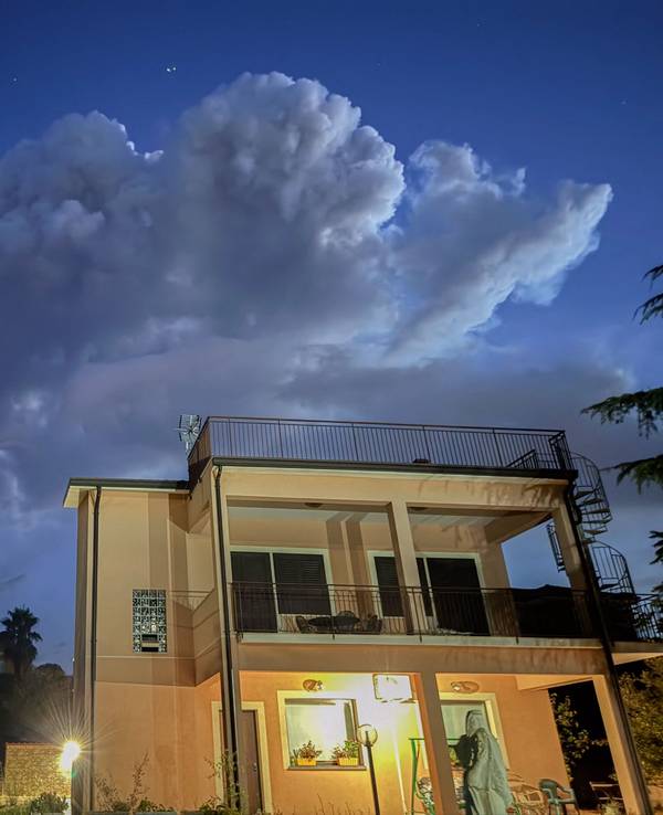 Lava, Dampf und Asche spucken am frühen 4. August 2024 in Sizilien aus einem Krater des Vulkans Ätna. Der Flughafen in Catania musste seinen Betrieb einschränken.