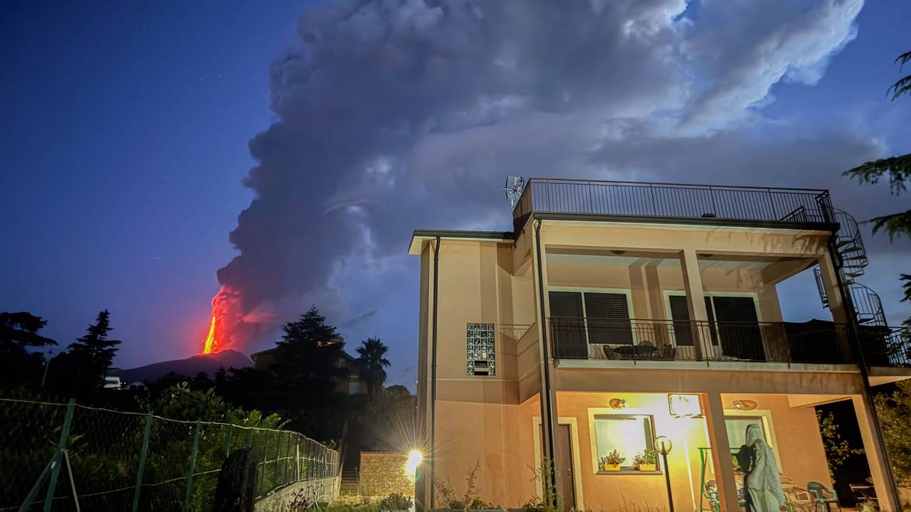 Lava, Dampf und Asche spucken am frühen 4. August 2024 in Sizilien aus einem Krater des Vulkans Ätna. Der Flughafen in Catania musste seinen Betrieb einschränken.