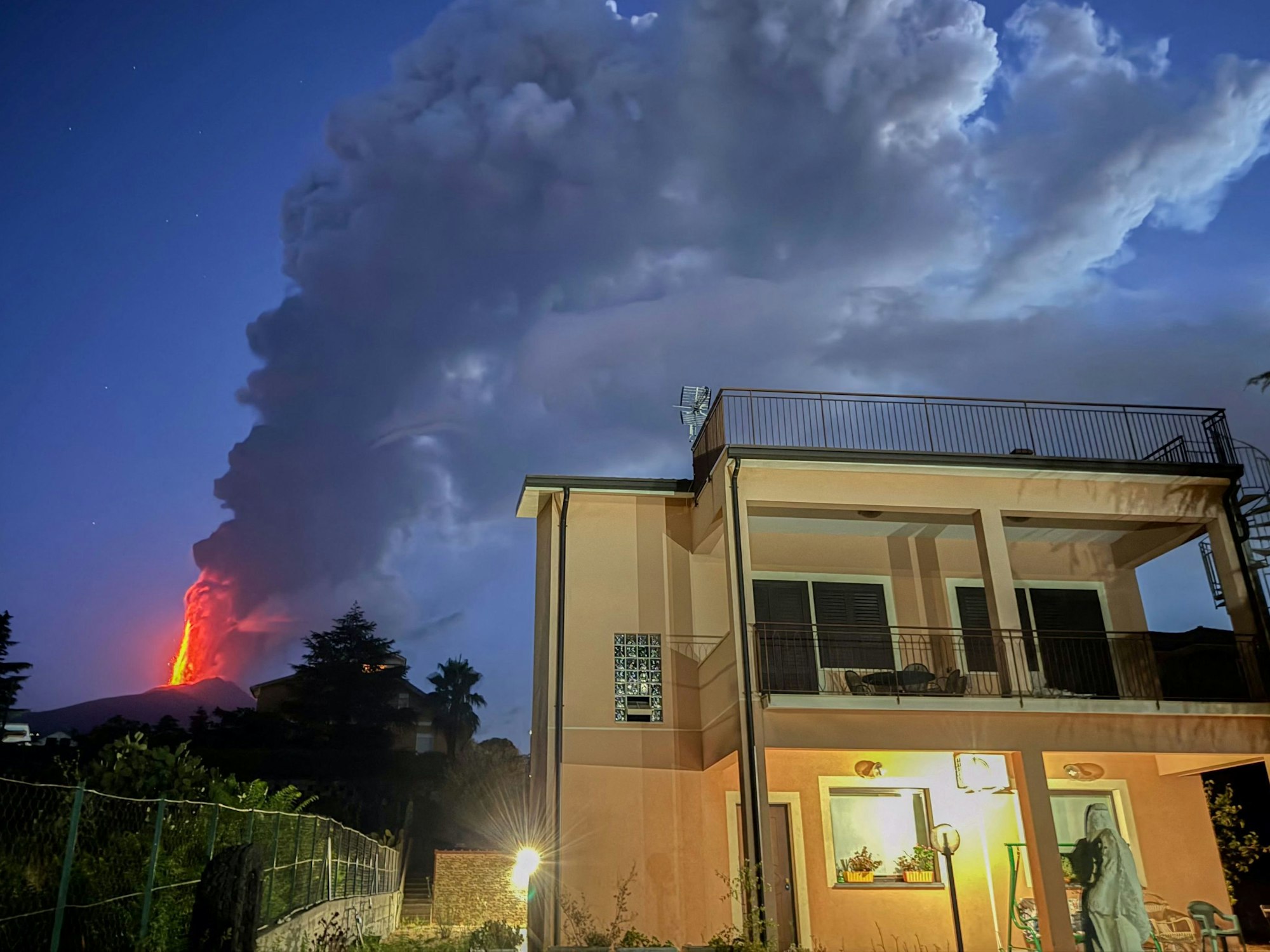 Lava, Dampf und Asche spucken am frühen 4. August 2024 in Sizilien aus einem Krater des Vulkans Ätna. Der Flughafen in Catania musste seinen Betrieb einschränken.