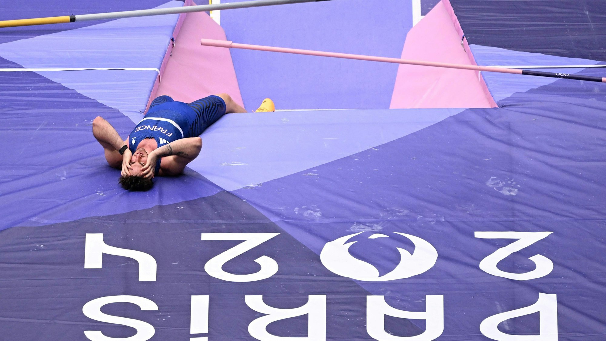 Anthony Ammirati liegt nach einem Fehlversuch enttäuscht auf der Matte.