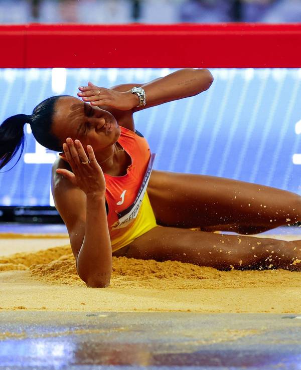 Ana Peleteiro-Compaoré hält sich nach einem ihrer Versuche beim Olympia-Dreisprung die Hände vors Gesicht.