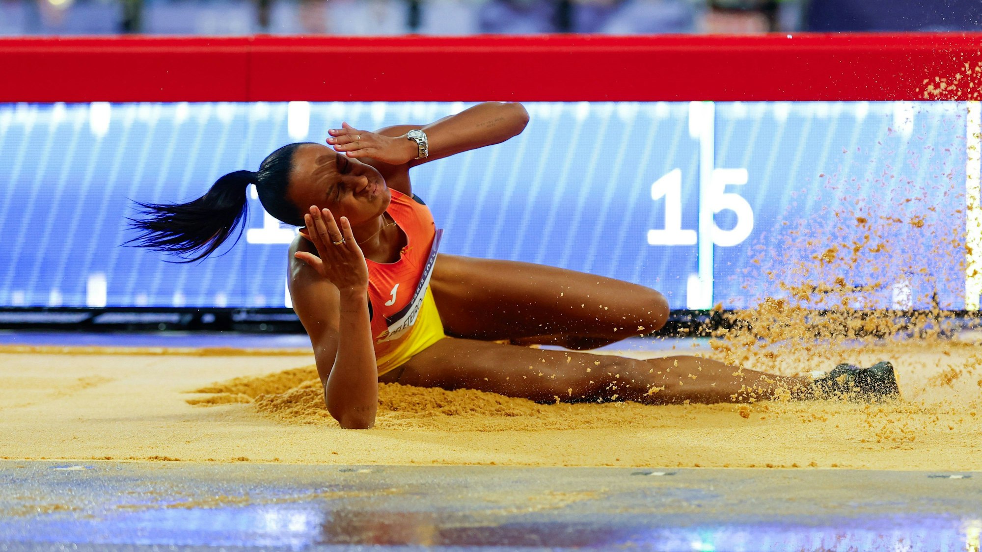 Ana Peleteiro-Compaoré hält sich nach einem ihrer Versuche beim Olympia-Dreisprung die Hände vors Gesicht.