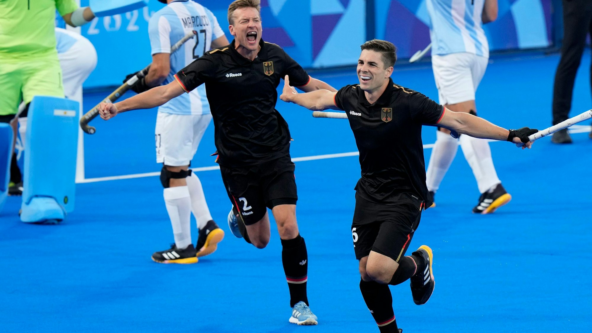 Gonzalo Peillat (r.) bejubelt sein Tor für Deutschland im Hockey-Viertelfinale bei Olympia gegen Argentinien.