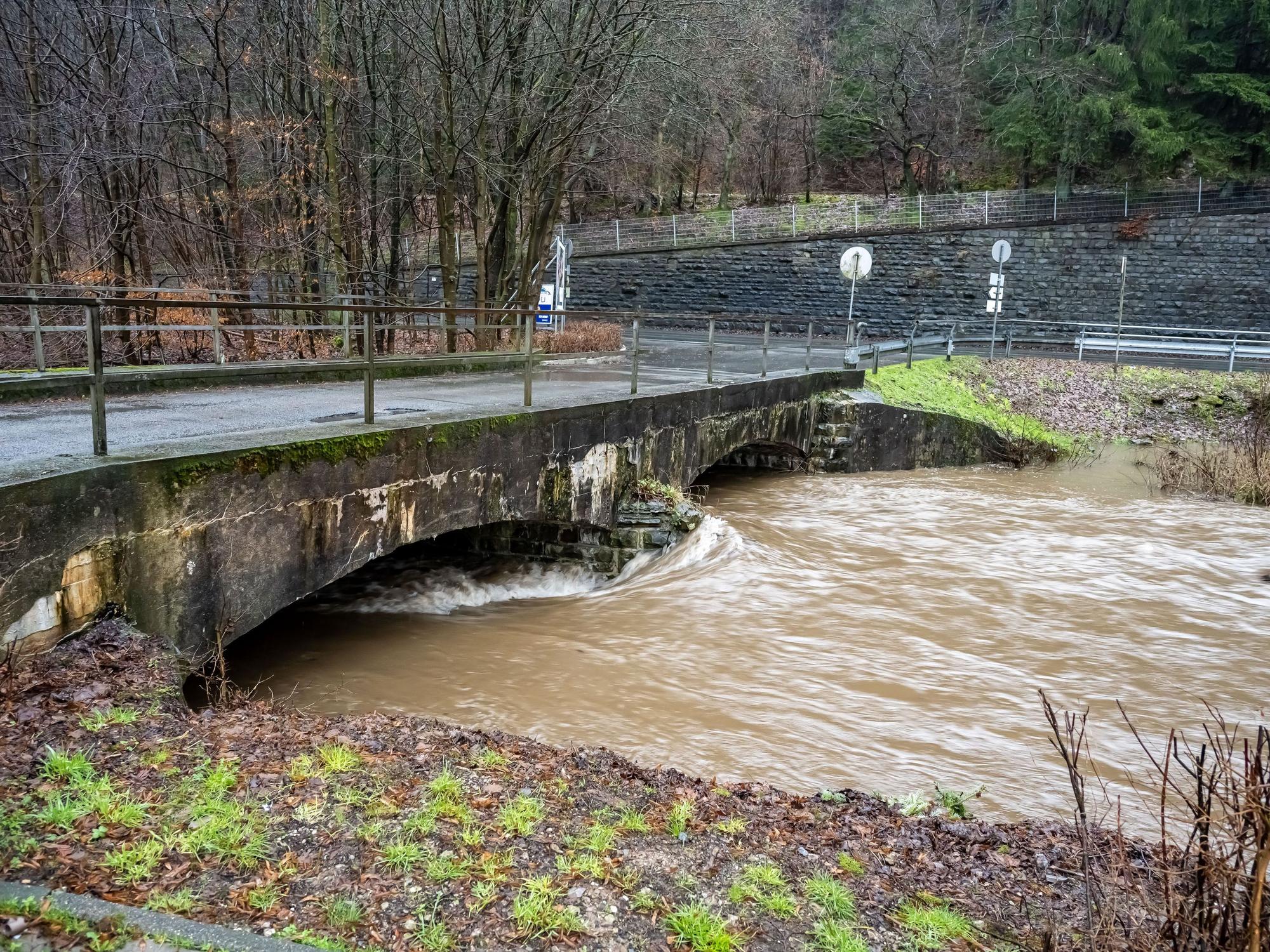 Die Volme fließt knapp durch die Bogen einer Brücke in Halver-Oberbrügge.