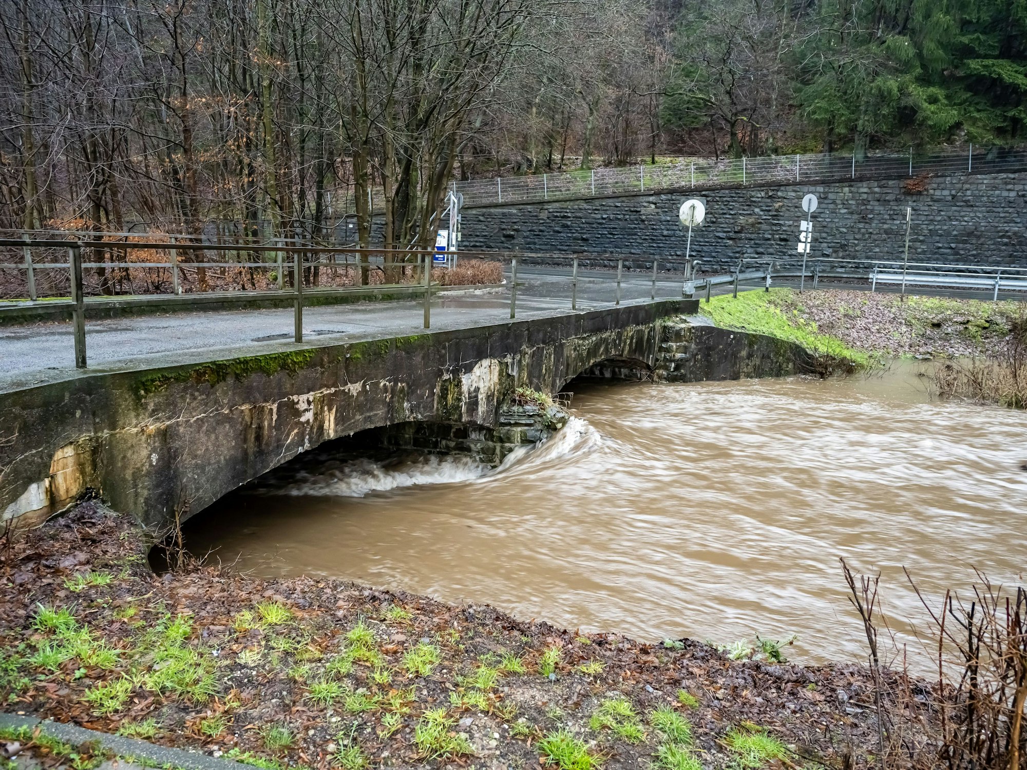 Die Volme fließt knapp durch die Bogen einer Brücke in Halver-Oberbrügge.