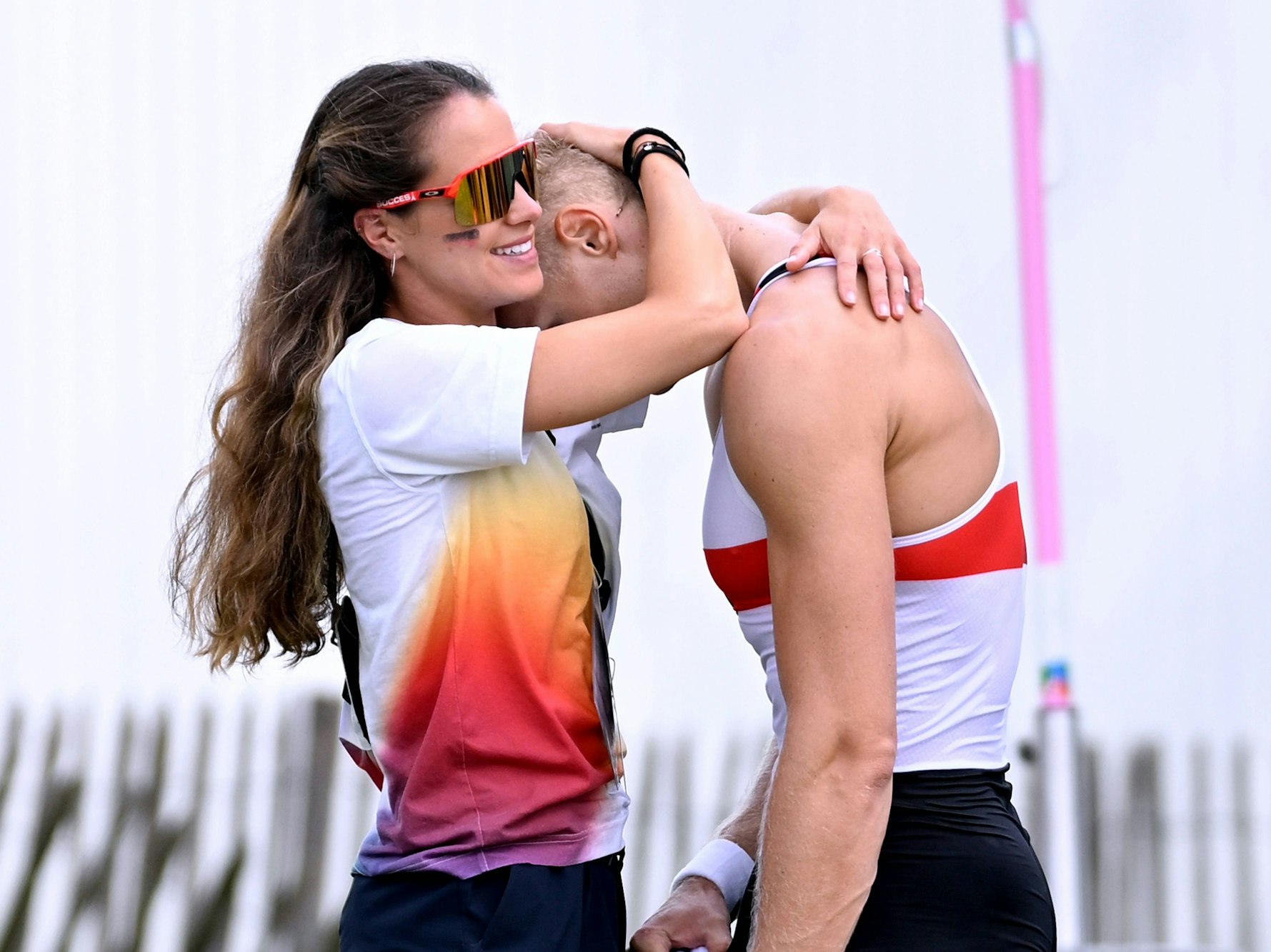 Sofia Meakin umarmt ihren Freund Oliver Zeidler nach dessen Olympiasieg im Ruder-Einer am 3. August 2024.