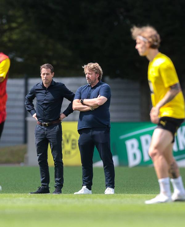 Die BVB-Bosse Lars Ricken und Sven Mislintat beim Training der Dortmunder am 11. Juli 2024.