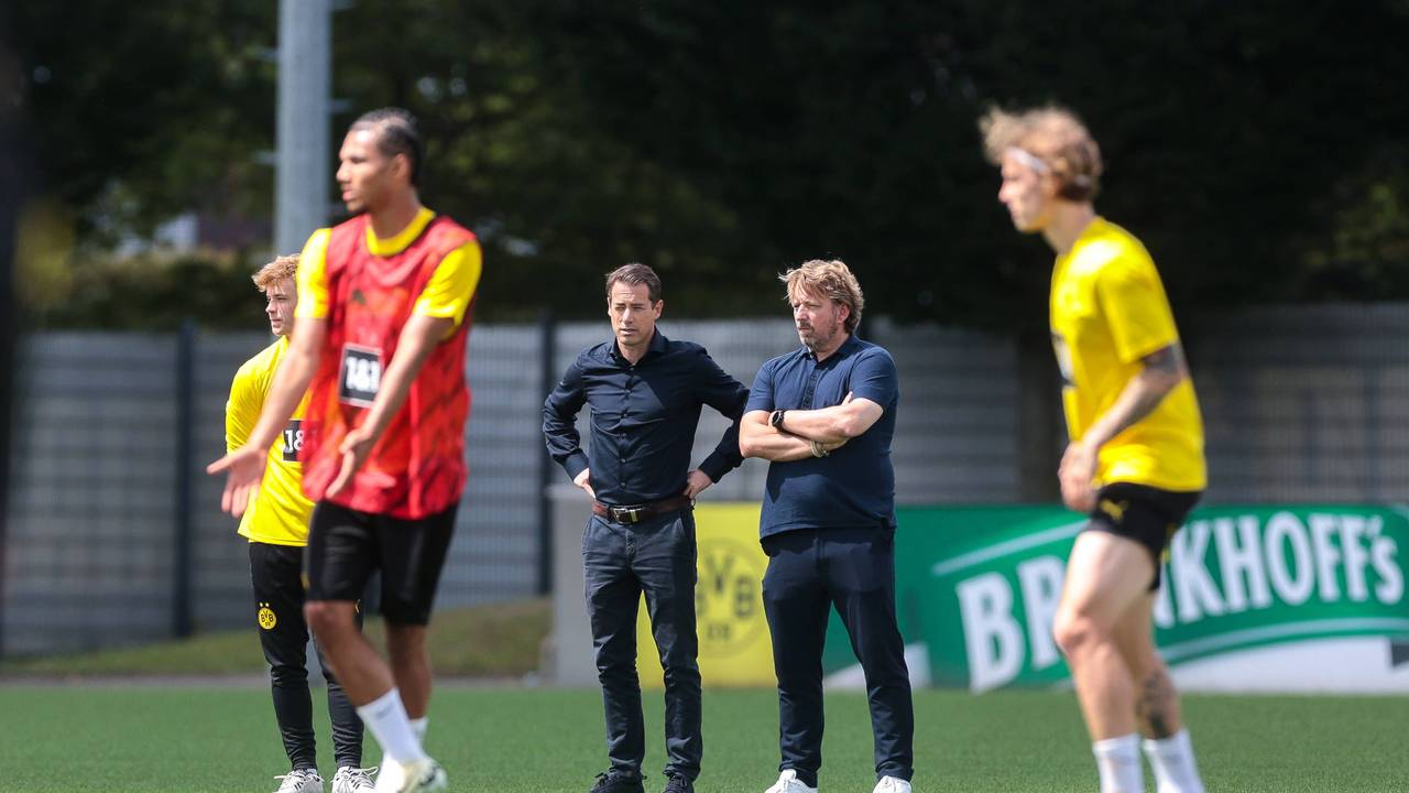 Die BVB-Bosse Lars Ricken und Sven Mislintat beim Training der Dortmunder am 11. Juli 2024.