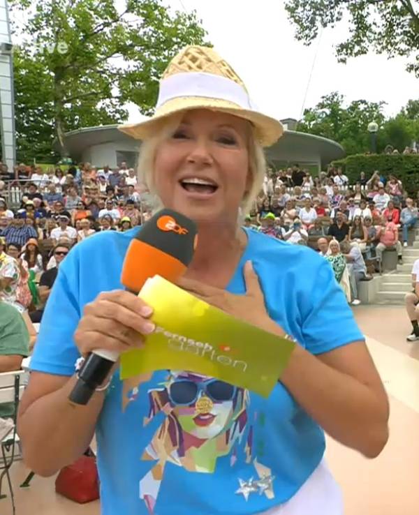 Das Foto stammt aus dem ZDF-Fernsehgarten vom 4. August 2024 und zeigt Moderatorin Andrea Kiewel. Screenshot am 4. August erstellt zum Zwecke der Berichterstattung. Quelle: ZDF Mediathek