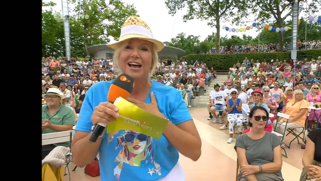 Das Foto stammt aus dem ZDF-Fernsehgarten vom 4. August 2024 und zeigt Moderatorin Andrea Kiewel. Screenshot am 4. August erstellt zum Zwecke der Berichterstattung. Quelle: ZDF Mediathek