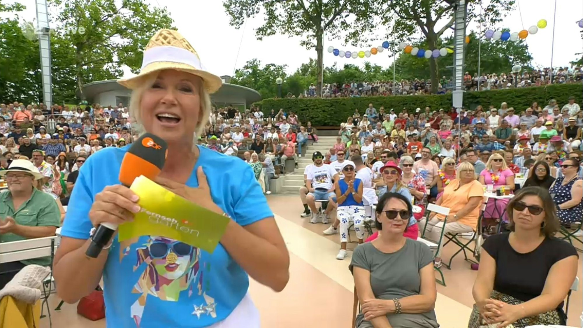 Das Foto stammt aus dem ZDF-Fernsehgarten vom 4. August 2024 und zeigt Moderatorin Andrea Kiewel. Screenshot am 4. August erstellt zum Zwecke der Berichterstattung. Quelle: ZDF Mediathek