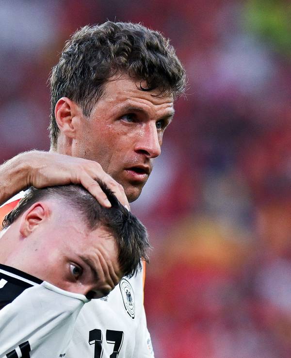 Florian Wirtz wird nach dem EM-Aus von Thomas Müller getröstet.